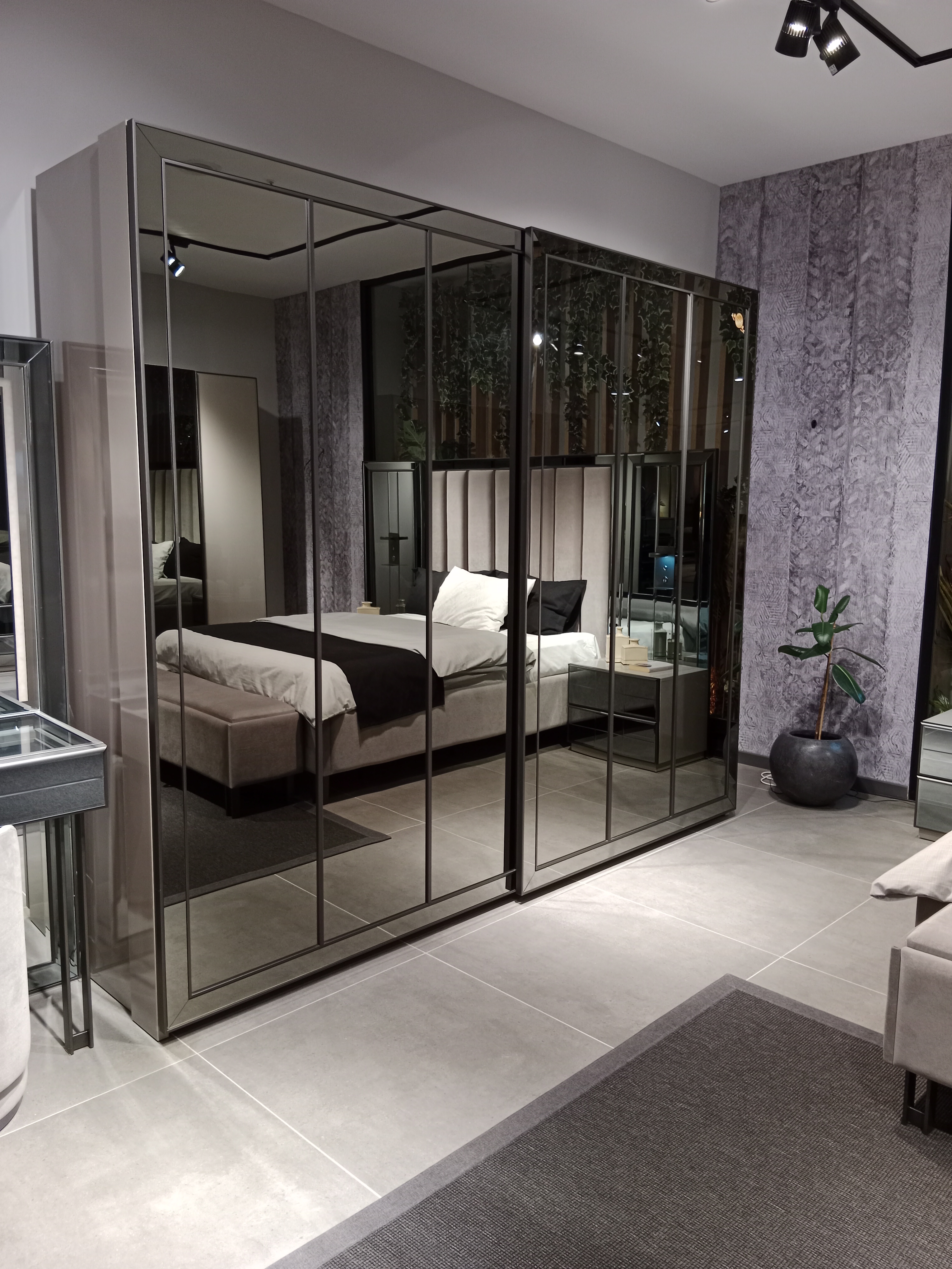 Exklusiver Schwarzer Kleiderschrank Stilvolle Schlafzimmer Holz Möbel