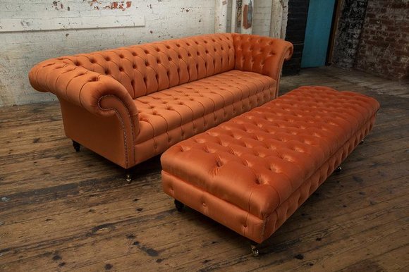 Design Chesterfield Stoff Couch Sofa 4 Sitzer + Hocker Polster Sofas Garnitur