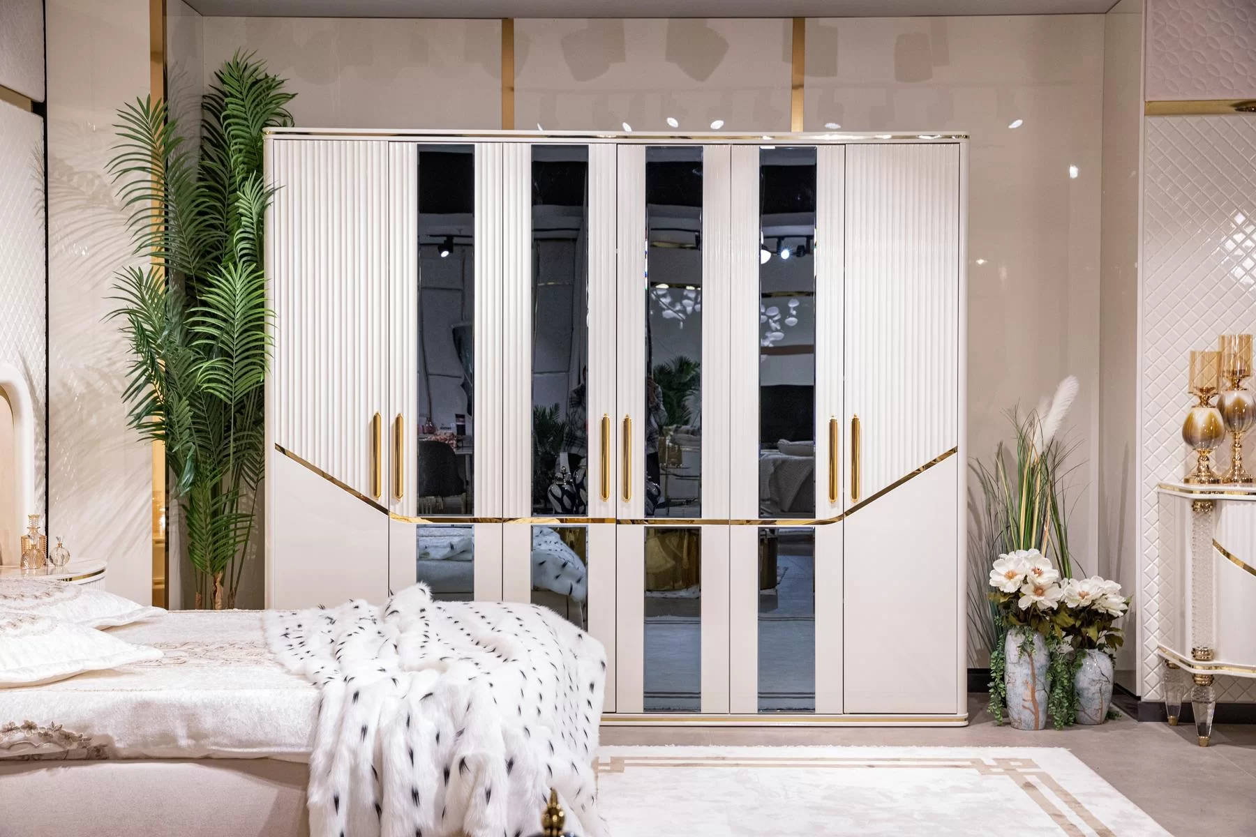 Kleiderschrank Schränke Schrank Design Holz Beige Gold Modern Möbel 270cm