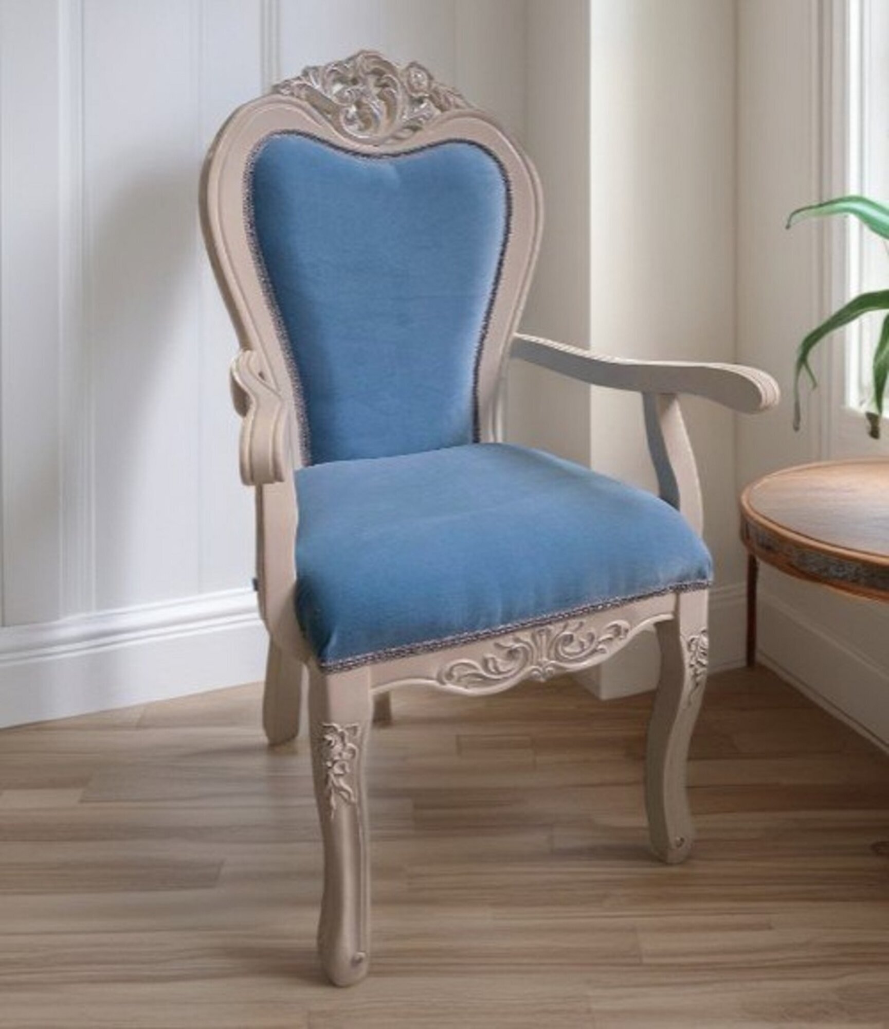 Eleganter Designerstuhl aus Holz mit Armlehnen, bezogen mit luxuriösem Samt Sofort