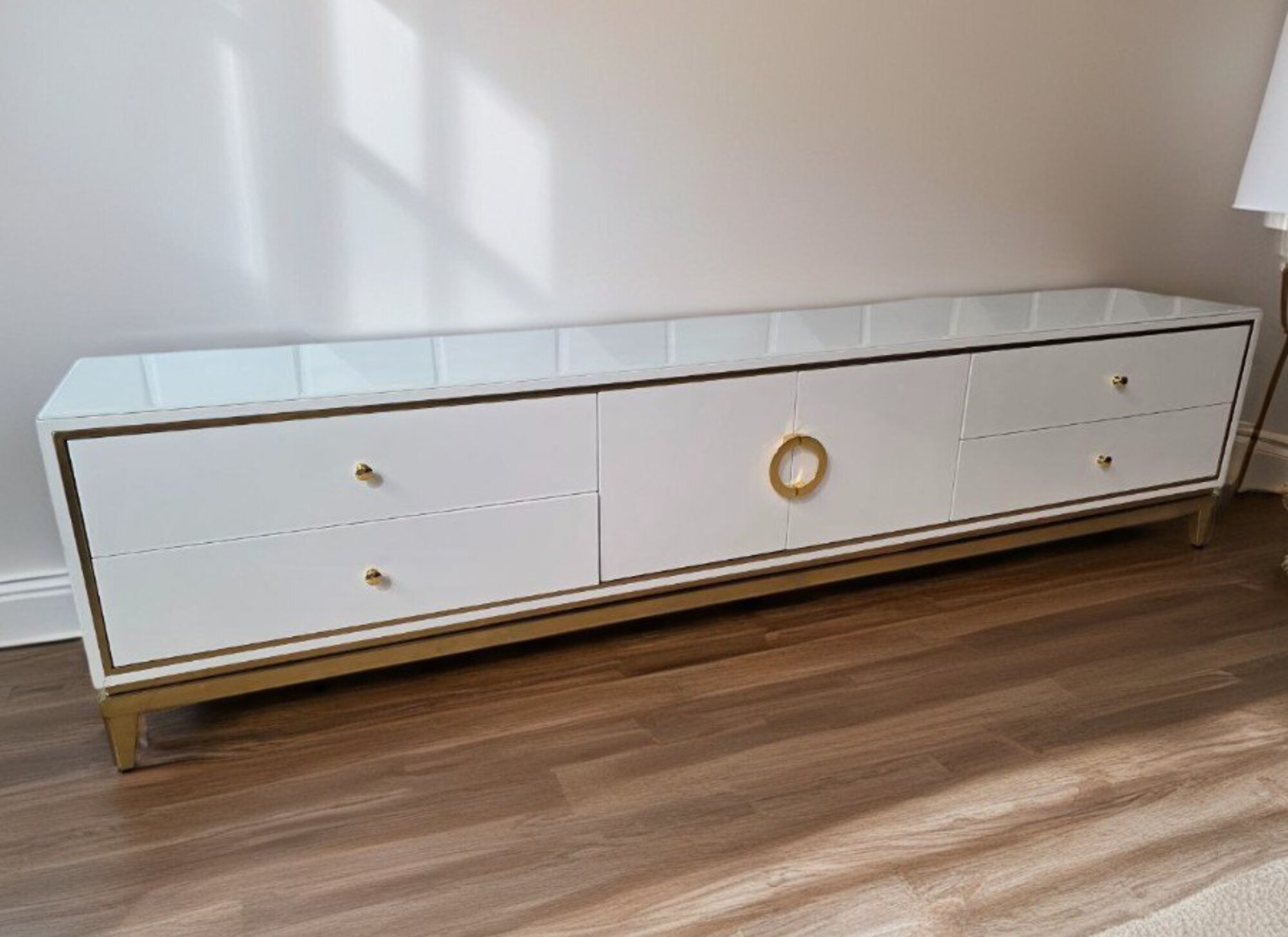 Weißes modernes RTV Lowboard – Stilvolles Sideboard und TV-Möbel für Ihr Wohnzimmer Sofort
