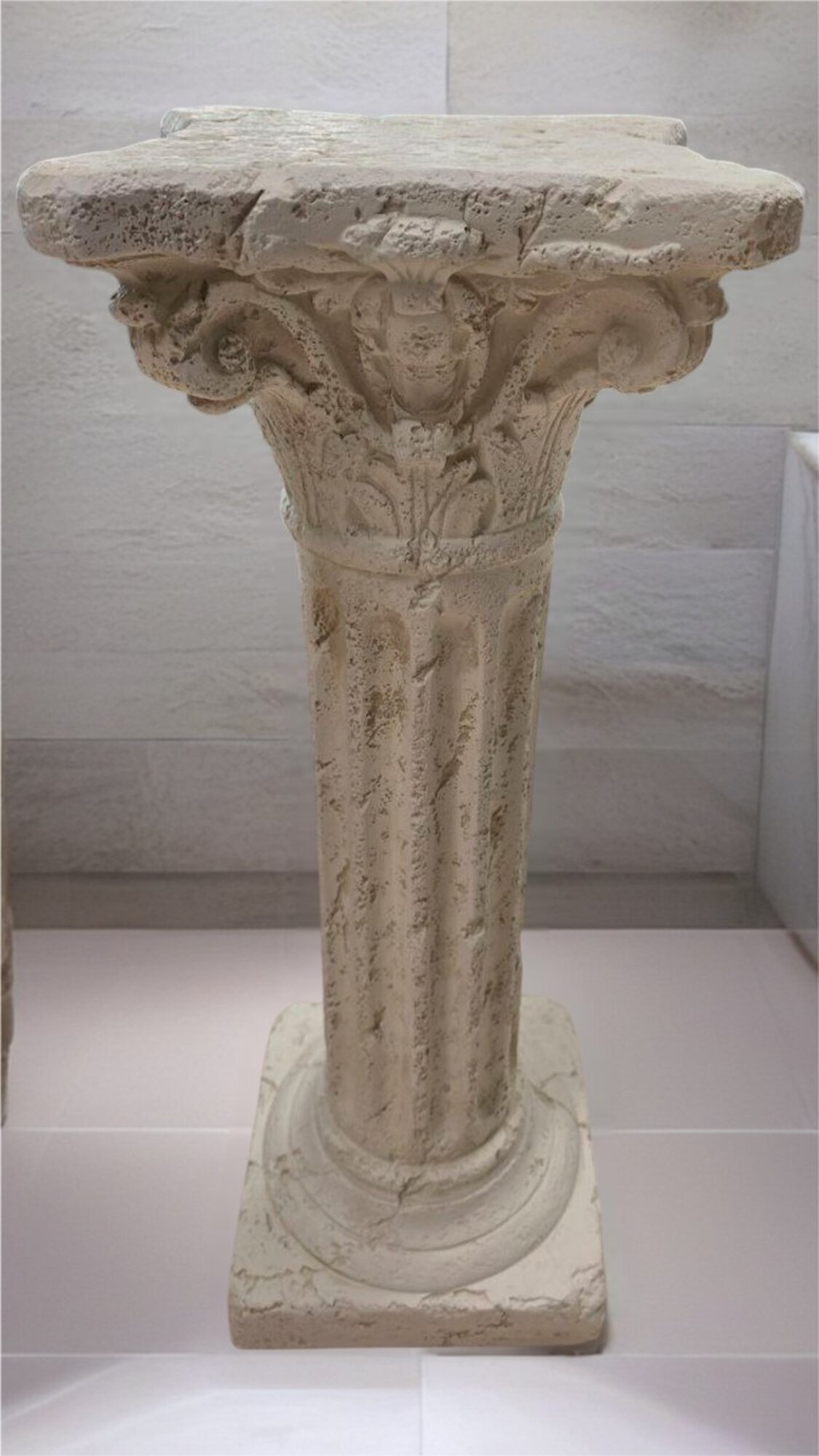 Marmorskulptur einer römischen Säule mit Gipsdekor in Antikweiß Sofort