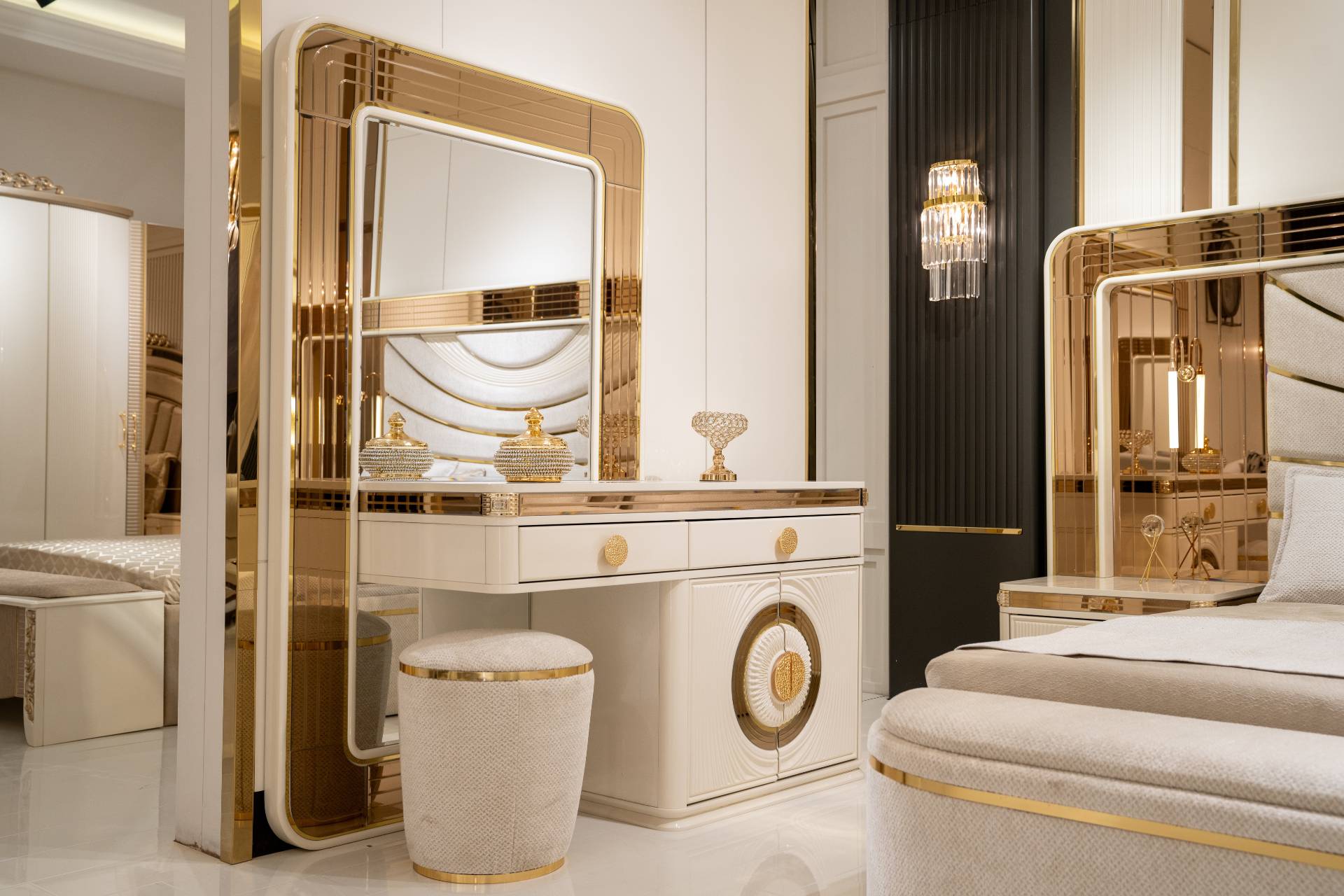 Eleganter Beigefarbener Schminktisch aus Holz mit Spiegel und Hocker