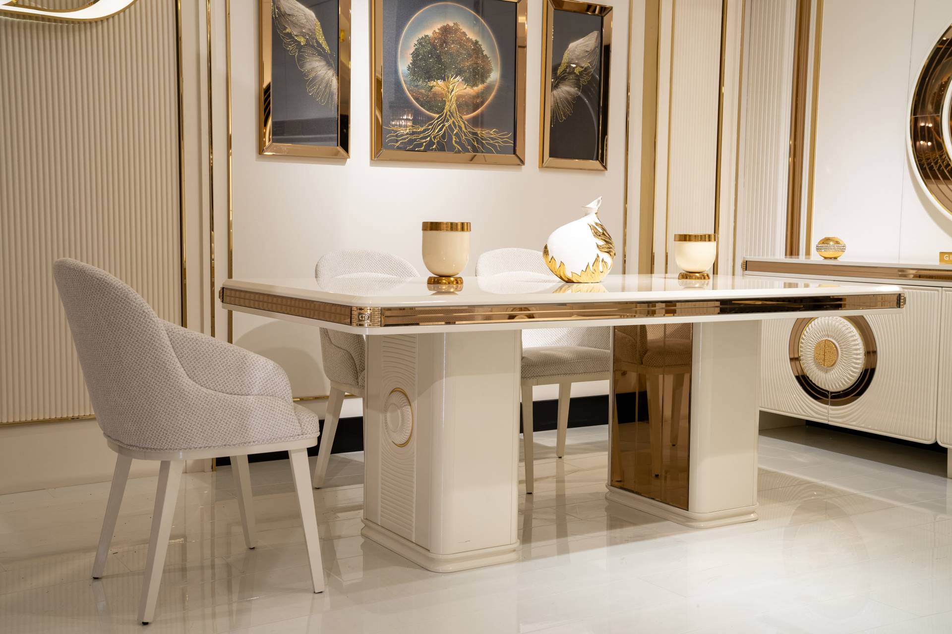 Moderner Esstisch aus Holz mit Beigen Stühlen, elegantes Esszimmer-Set