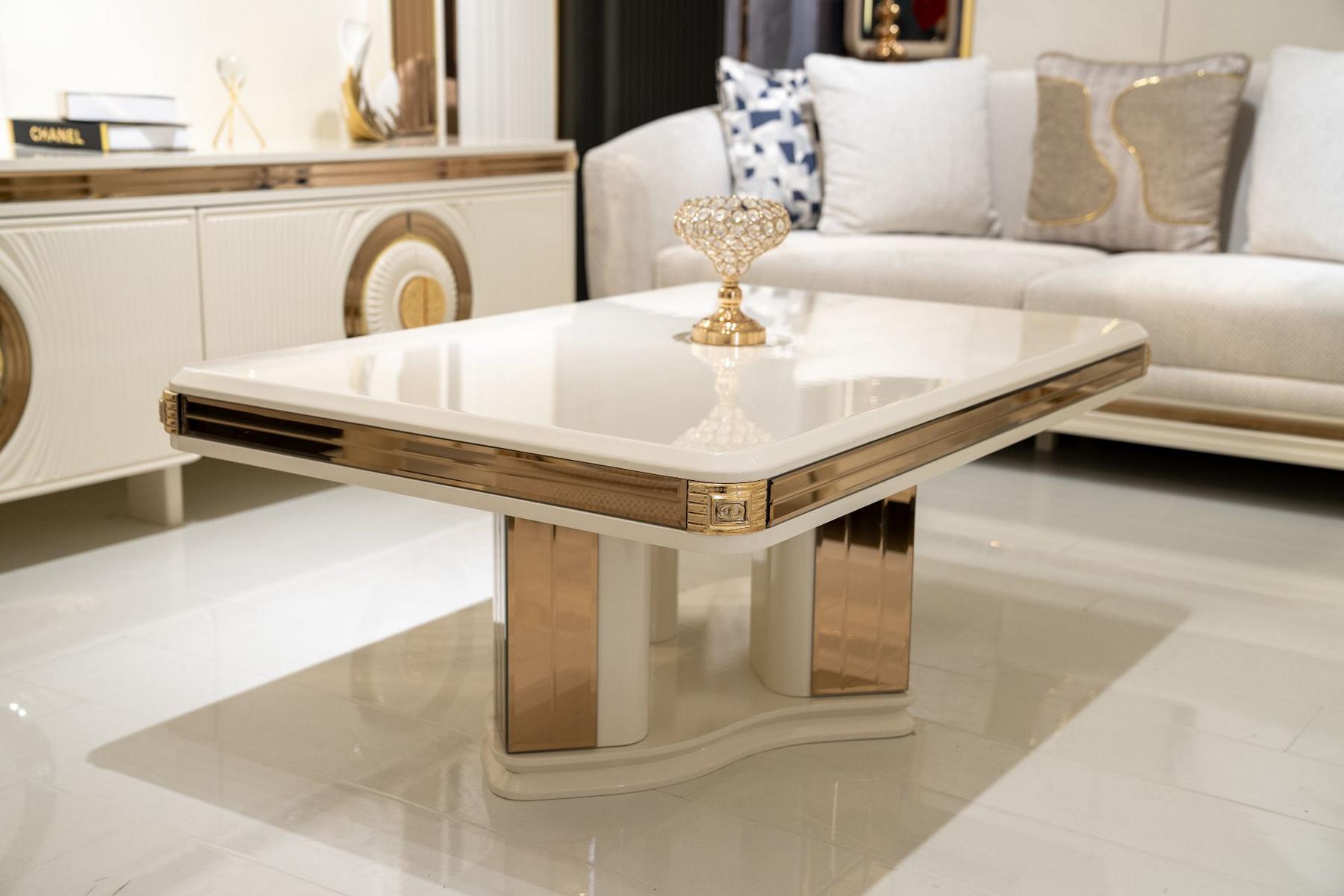 Eleganter Beigefarbener Holz-Couchtisch im modernen Stil