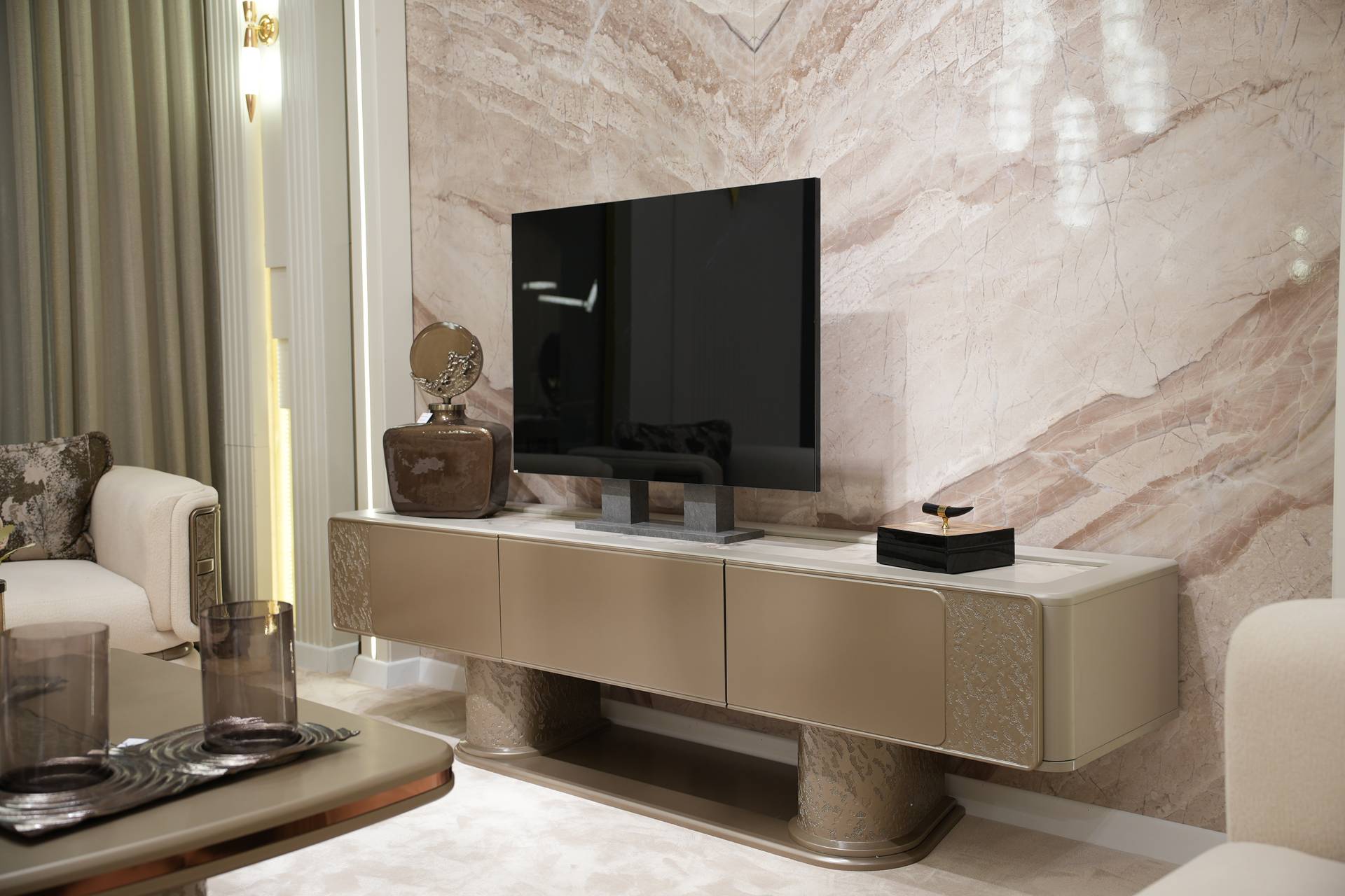 Eleganter TV-Schrank aus Holz in Beige für modernes Wohnzimmer