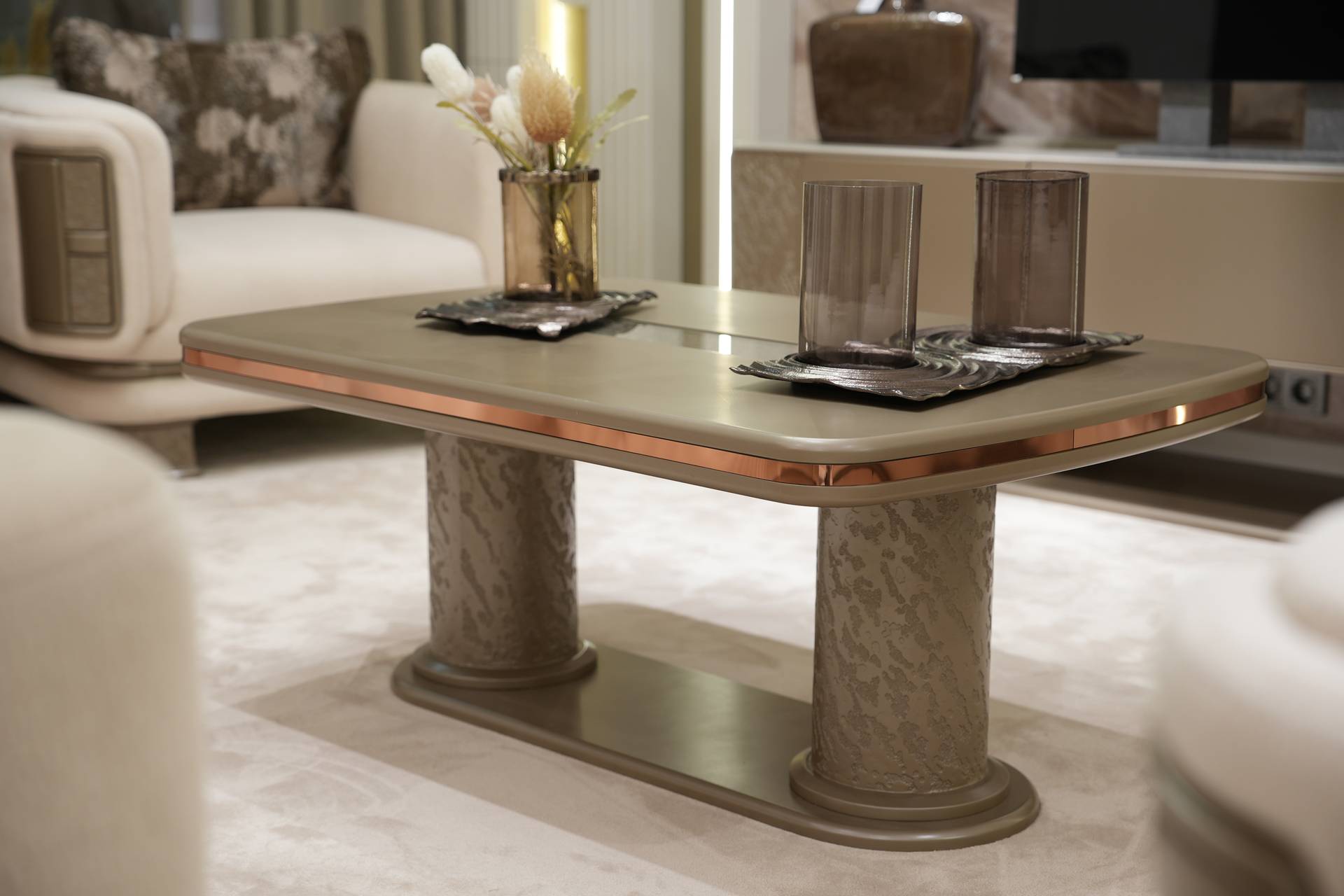 Moderner Couchtisch aus Holz in Braun, elegantes Design