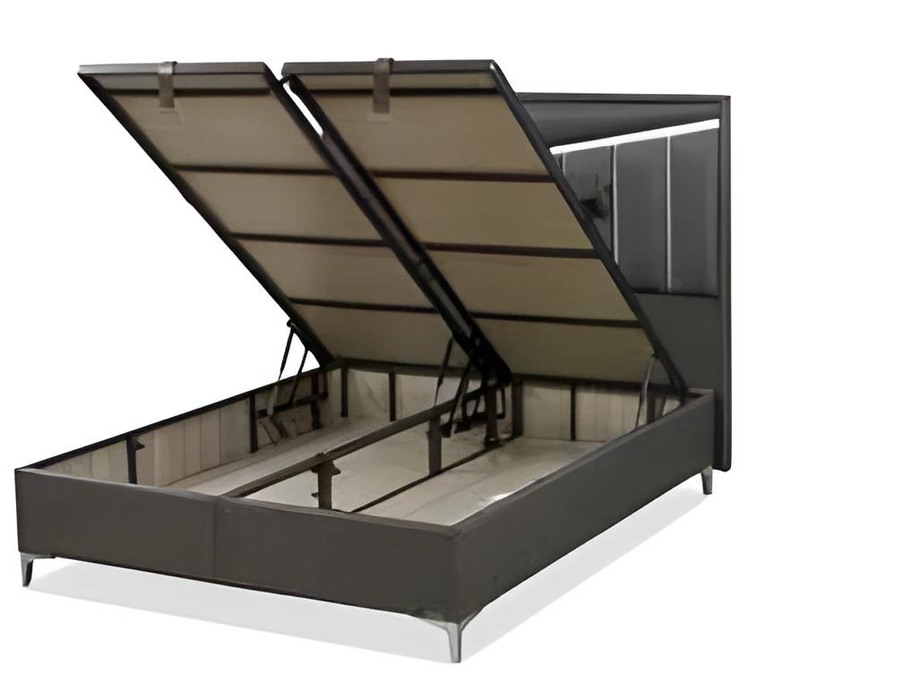 Graues Textilbett mit Holzrahmen im modernen Stil