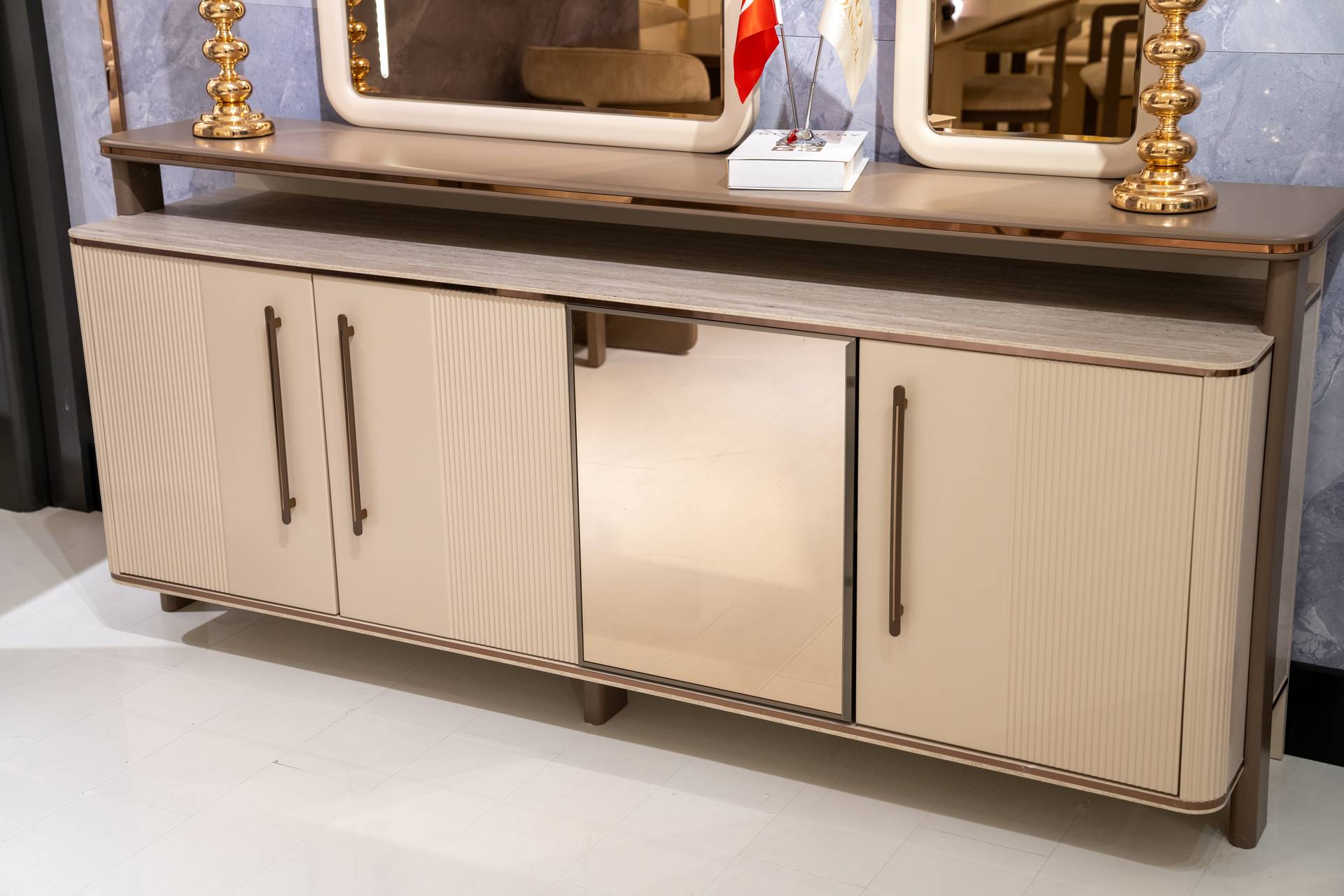 Elegantes Beiges Holz Sideboard mit Spiegel modern