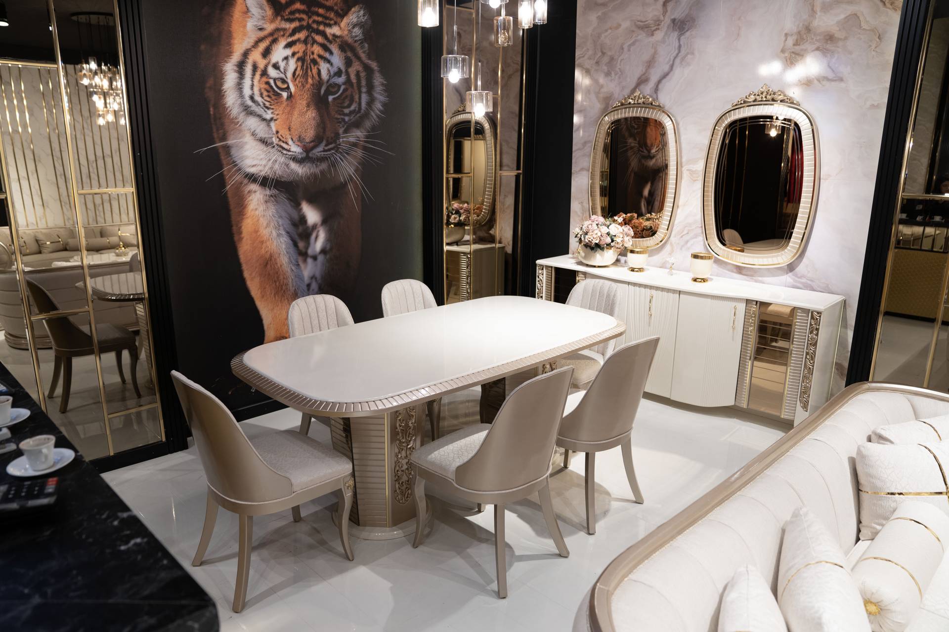 Elegantes Esszimmer-Set aus Holz in Beige mit Esstisch, Stühlen