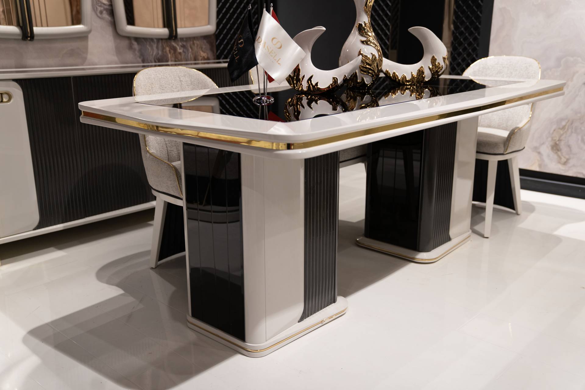 Eleganter Esstisch aus Holz in Beige für stilvolles Esszimmer