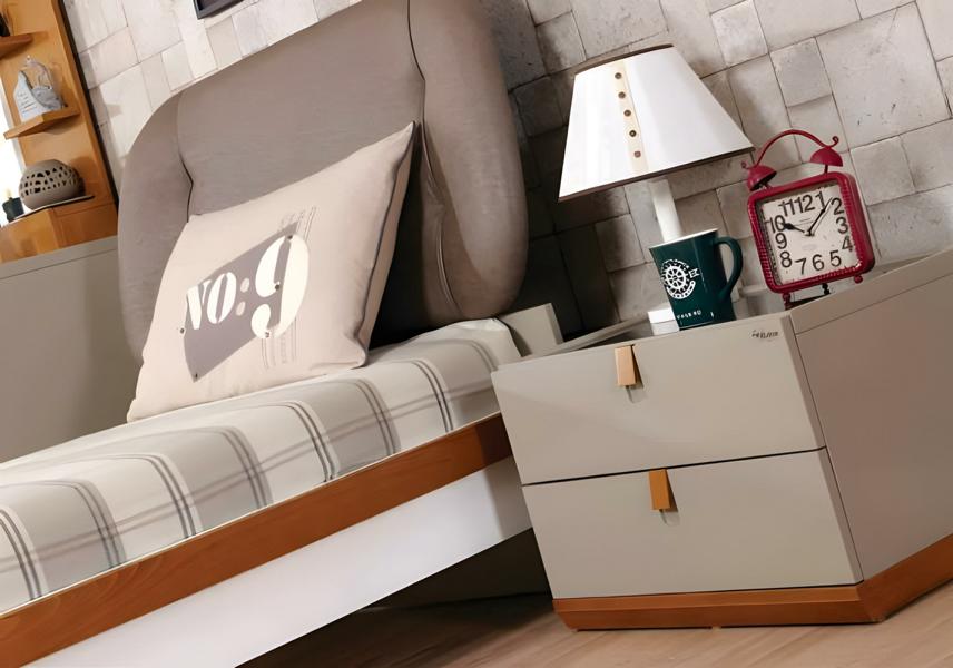 Grauer Nachttisch aus Holz im modernen Stil