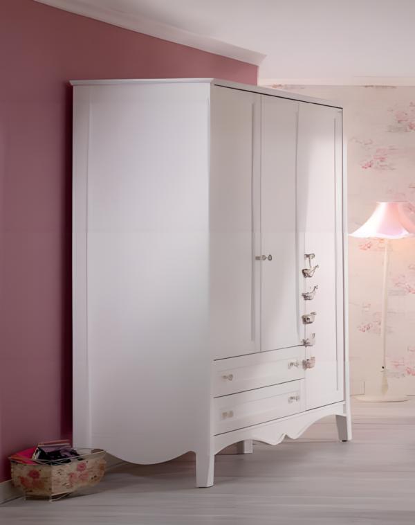 Weißer Holzschrank im eleganten Design für Zuhause