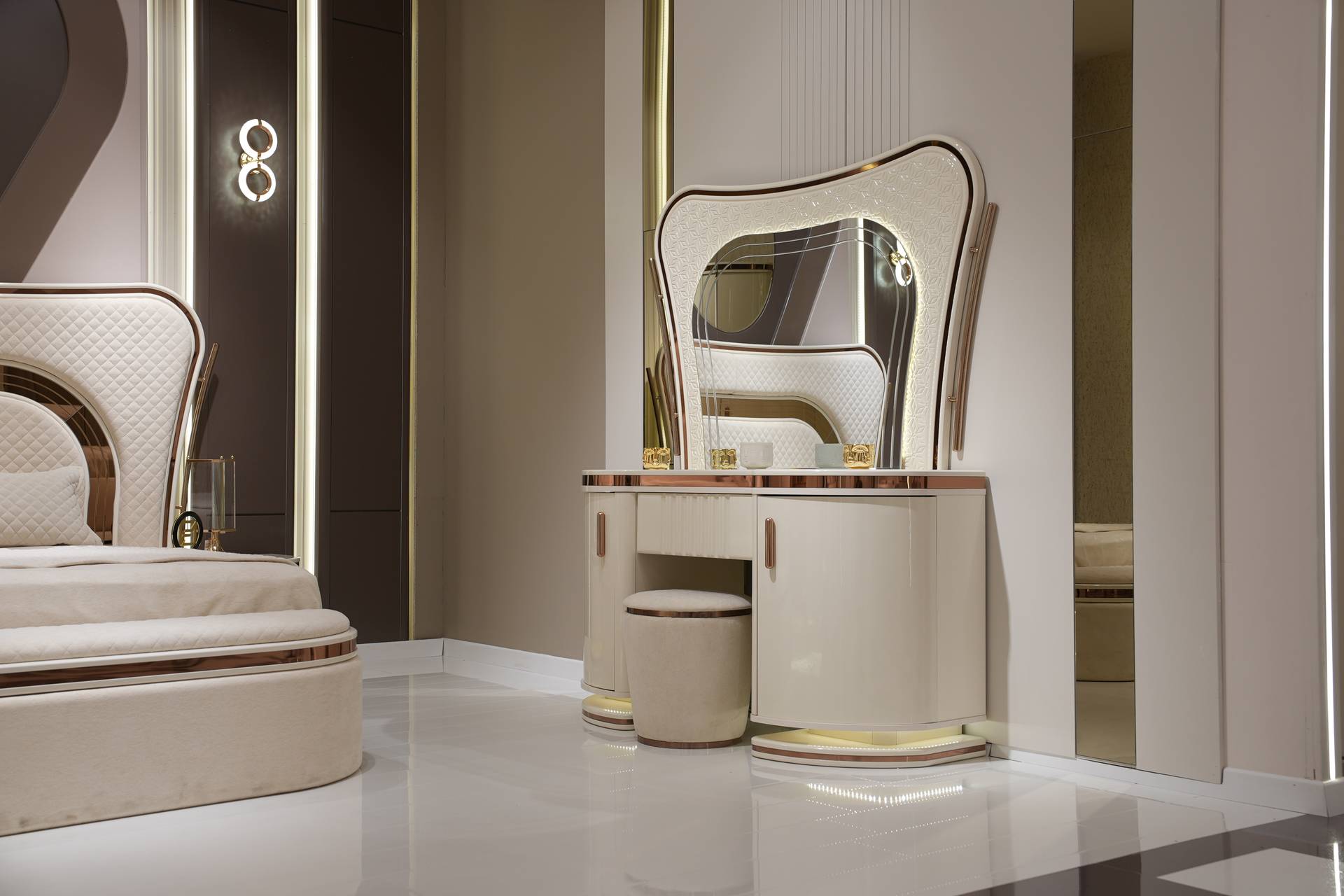 Eleganter Weißer Schminktisch mit Spiegel und Hocker aus Holz