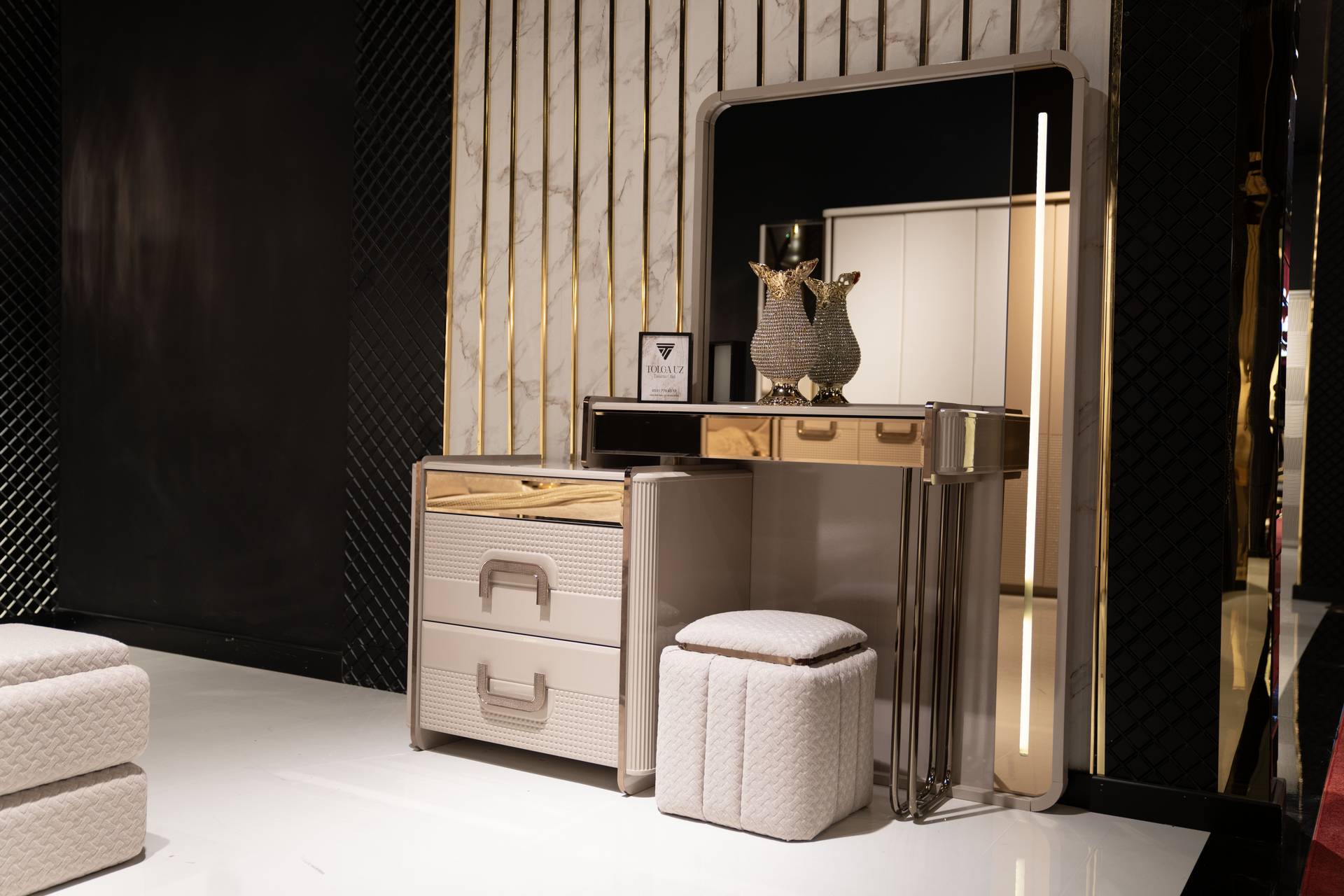 Moderner Beiger Schminktisch mit Spiegel und Sitzpuff aus Holz