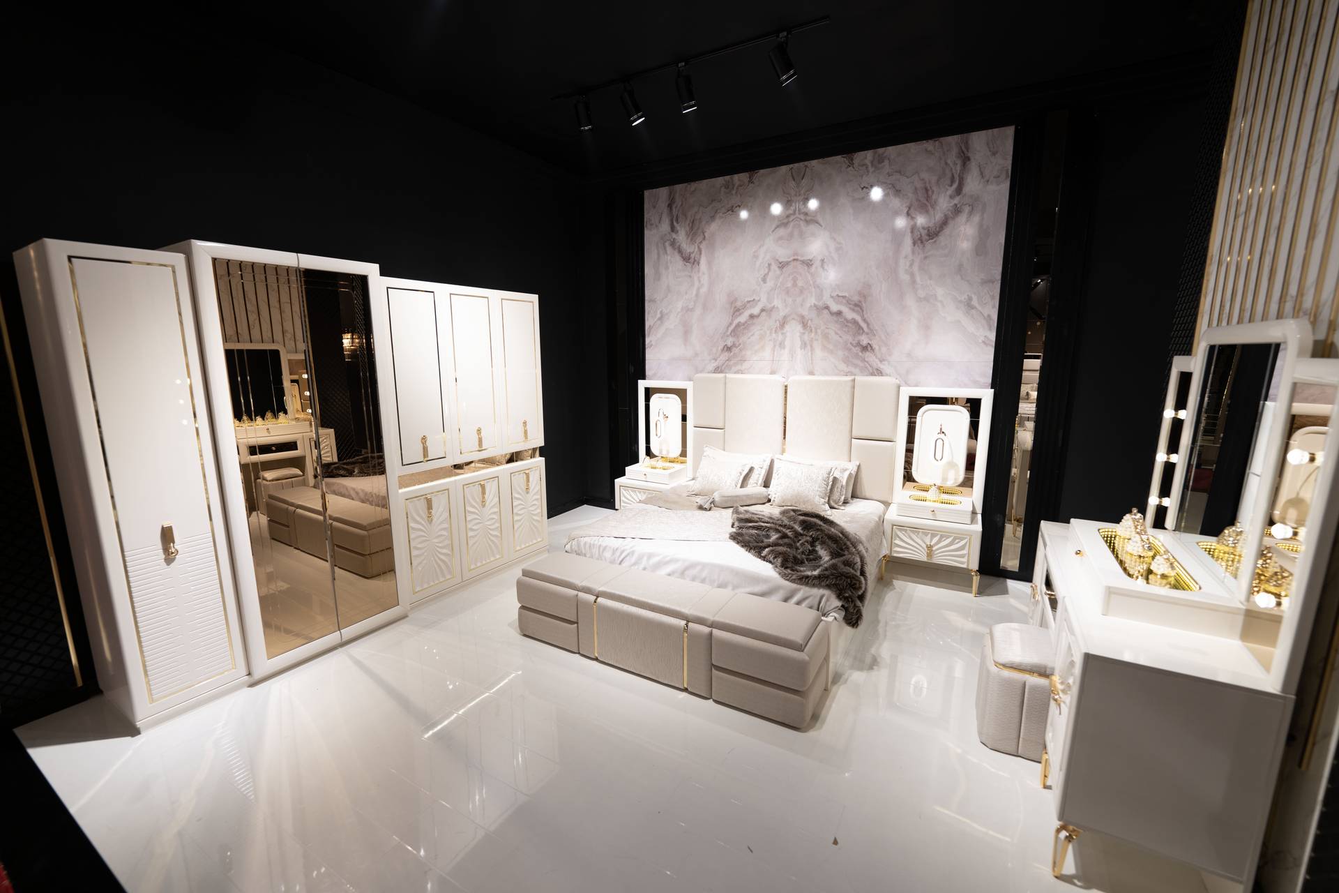 Schlafzimmer-Set in Beige aus Holz mit modernem Design