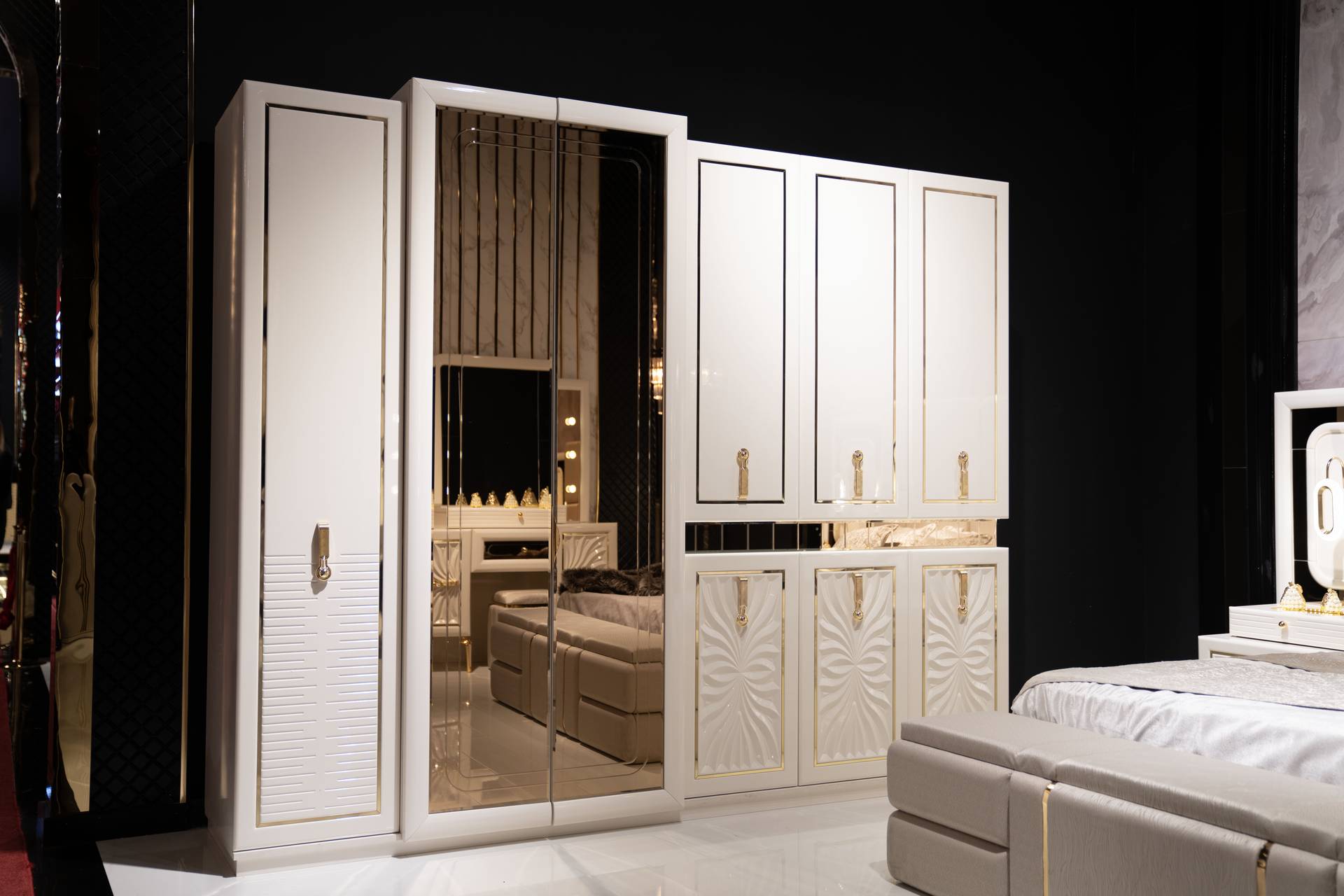 Kleiderschrank aus Holz in Beige modern eleganter Stil