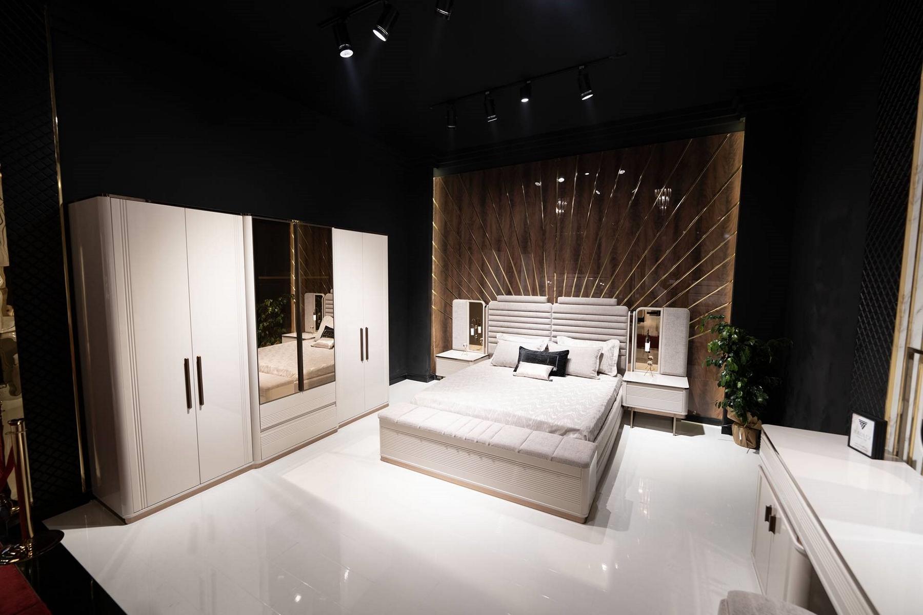 Elegantes Schlafzimmer-Set aus Holz in Beige mit Spiegel und Stauraum