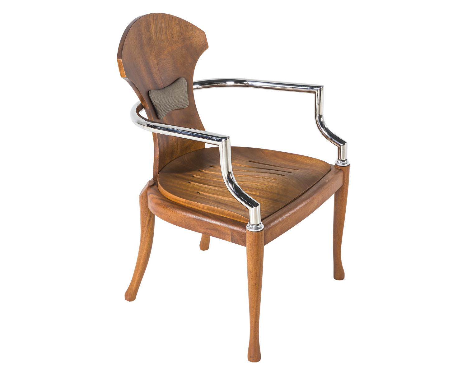 Brauner Holzstuhl im eleganten Design für Wohnzimmer und Büro