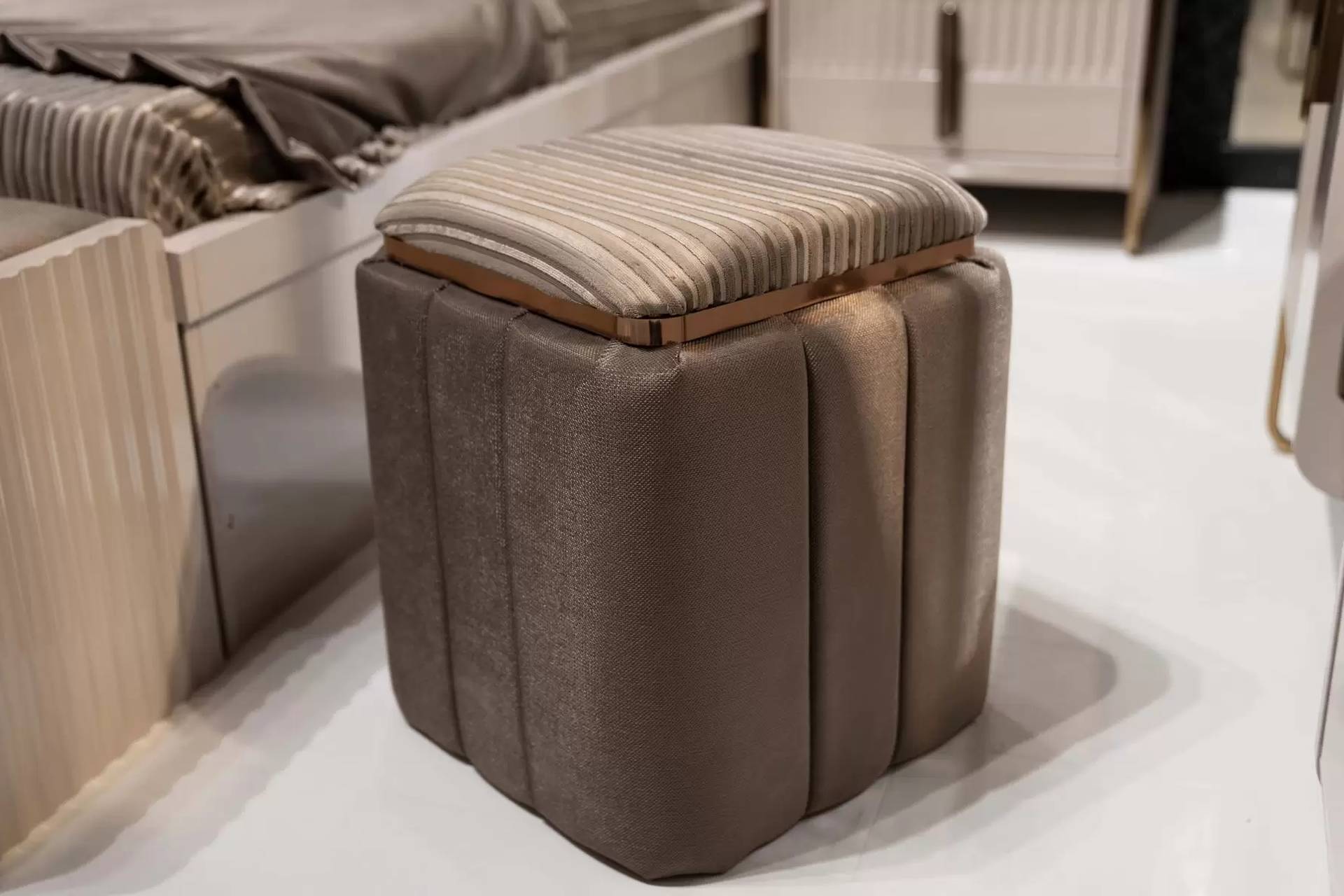 Moderner Hocker aus Holz in Beige, stilvoll und langlebig