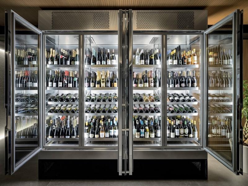 Weinschrank Schrankvitrine – Schaukasten als Weinmöbel mit Weinkühlschrank