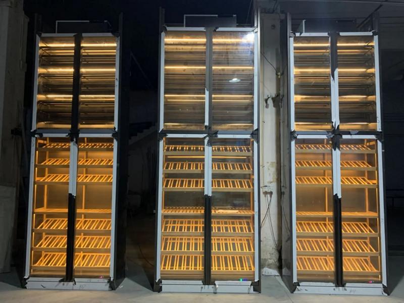 Eleganter schwarzer Weinschrank aus Edelstahl mit