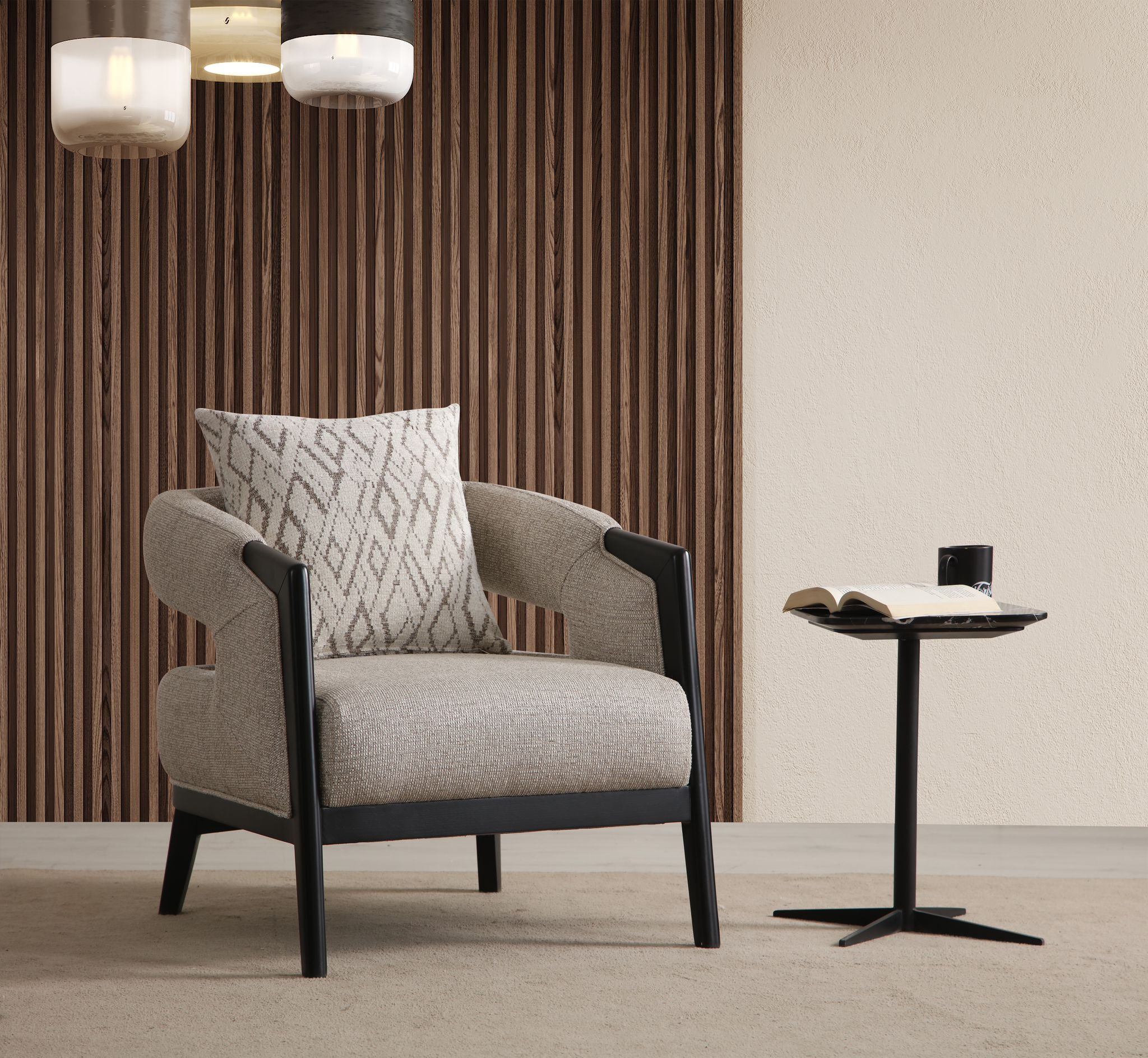 Moderner Beigefarbener Holzsessel mit Textilpolsterung und elegantem