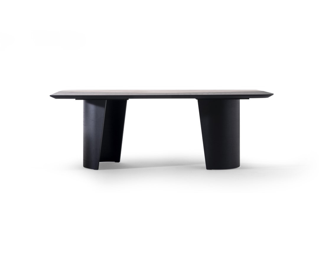 Mehrfarbiger Holz-Esstisch im modernen Stil