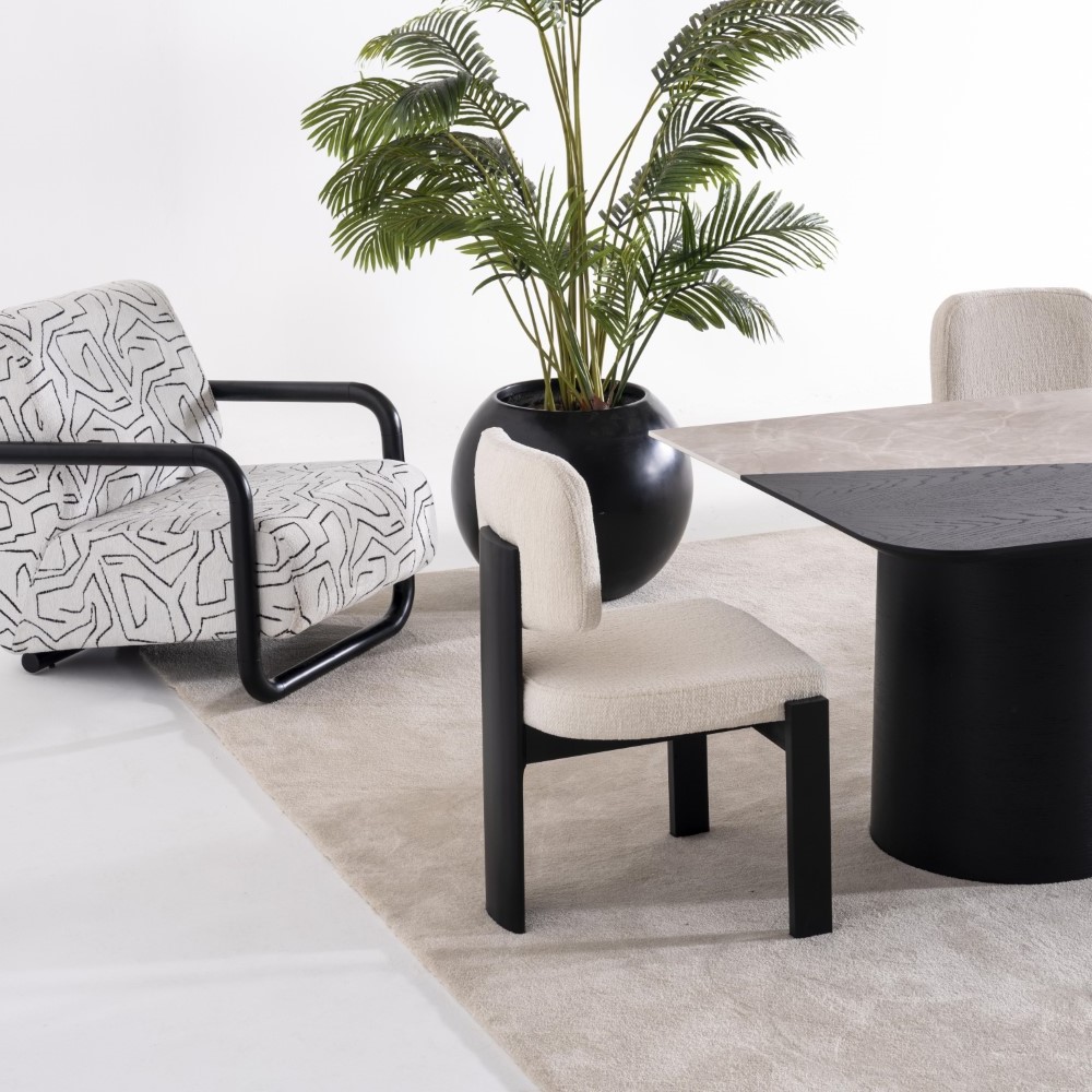 Beiger Holzstuhl im eleganten Design