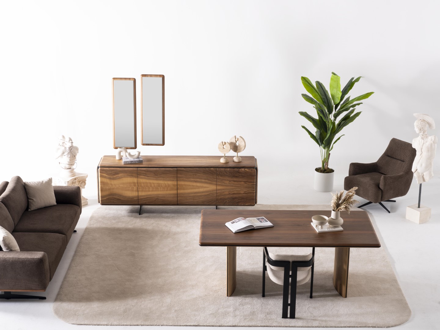 Elegantes braunes Holzsideboard mit Spiegel in warmem Braun