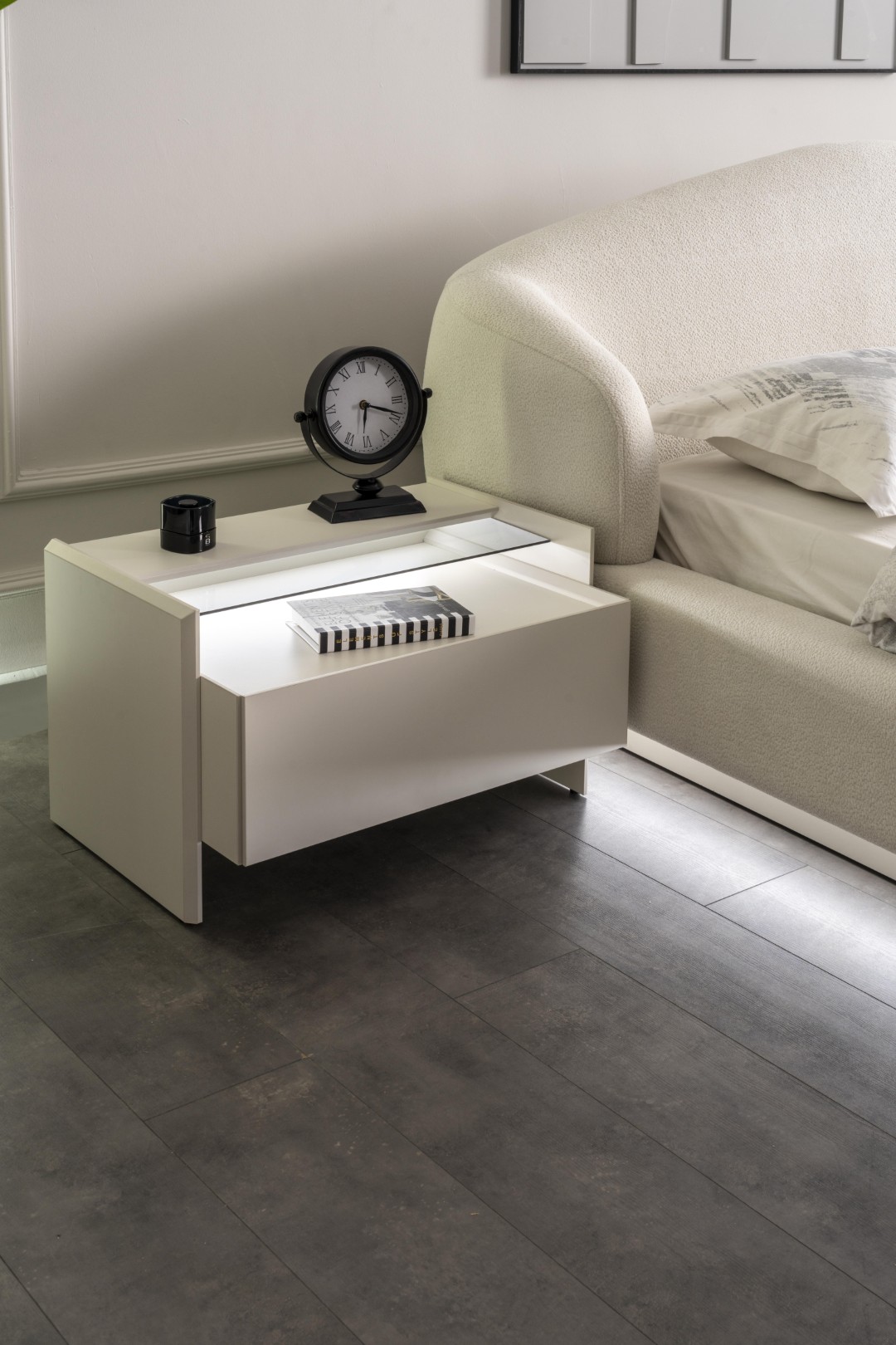 Ein Nachttisch in stilvollem Design verschönert den Raum im Schlafzimmer