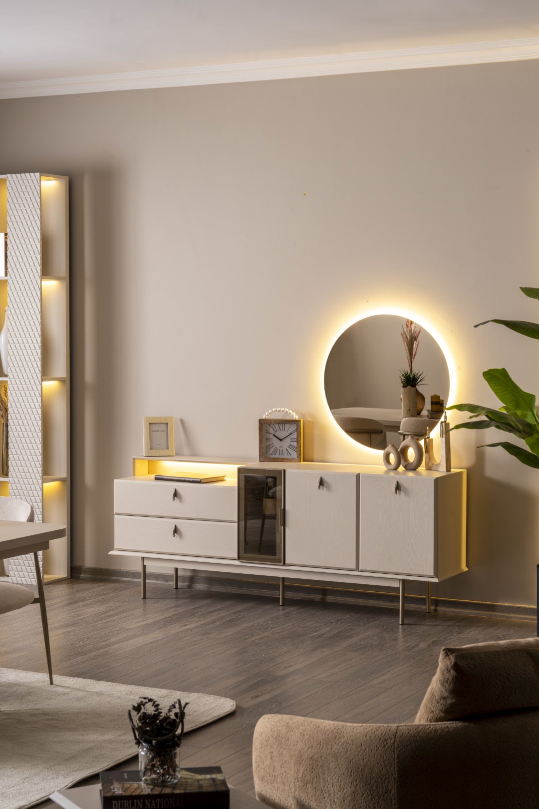 Sideboard mit Spiegel Lakonisches Design für Ihr Esszimmer