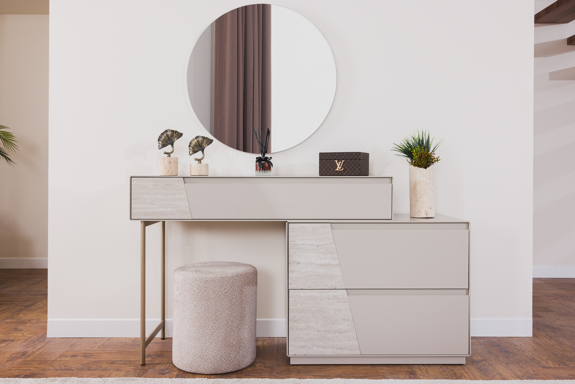 Schminktisch mit Spiegel + Hocker Klare Formen, gemütliches Interieur