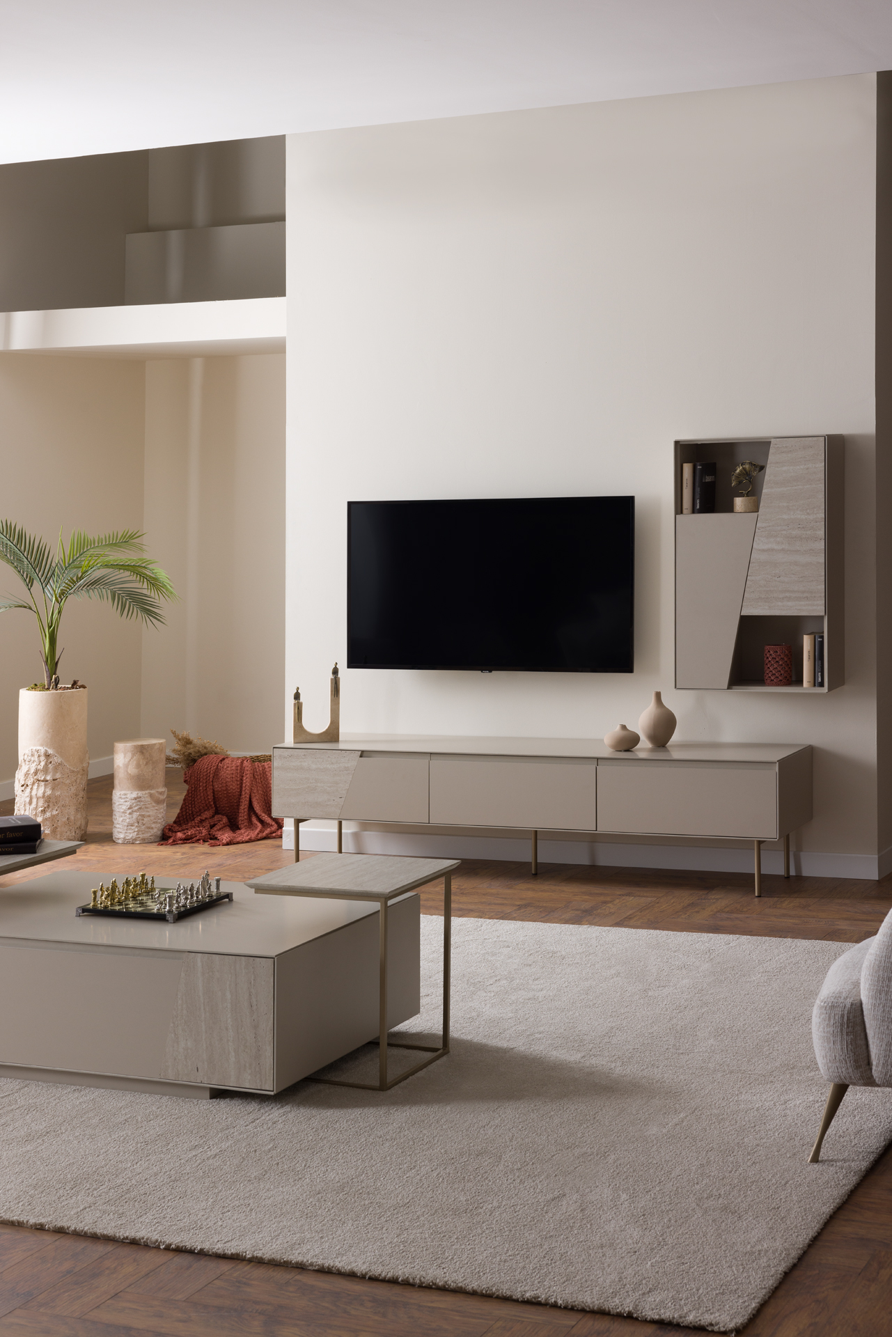 TV- Lowboard und Couchtisch für Harmonie und Ordnung im Wohnzimmer.