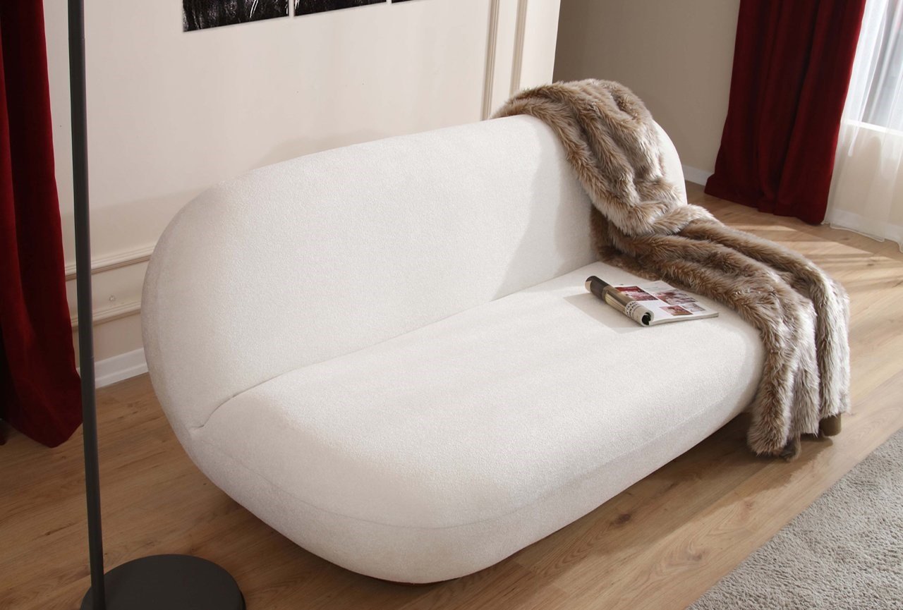 Das Sofa wurde entworfen, um die Schönheit des Interieurs zu unterstreichen.