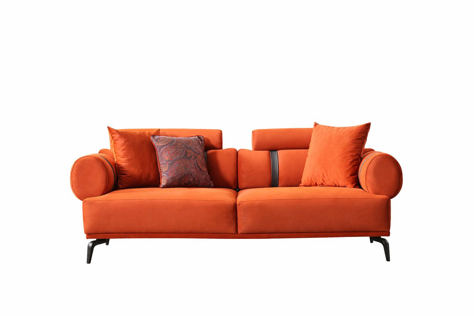 Modernes Sofa in Orange mit runden Armlehnen und Zierkissen