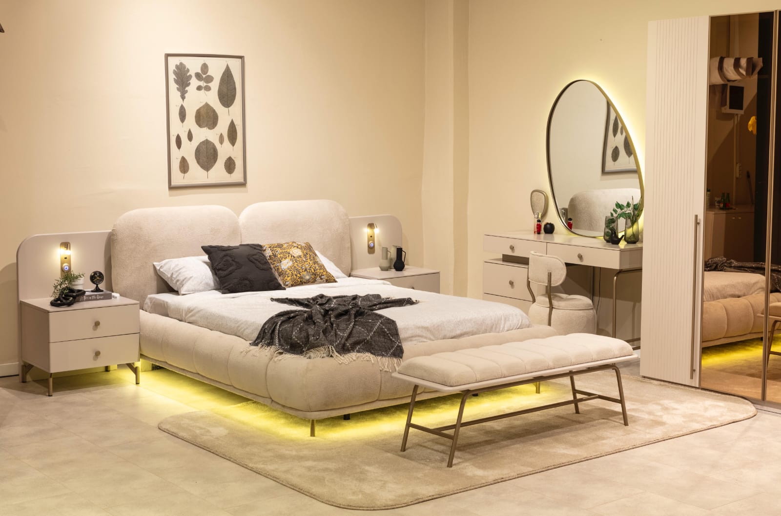 Schlafzimmer Set Bettanlage Schminkplatz Bettbank Modern Hell Luxuriös