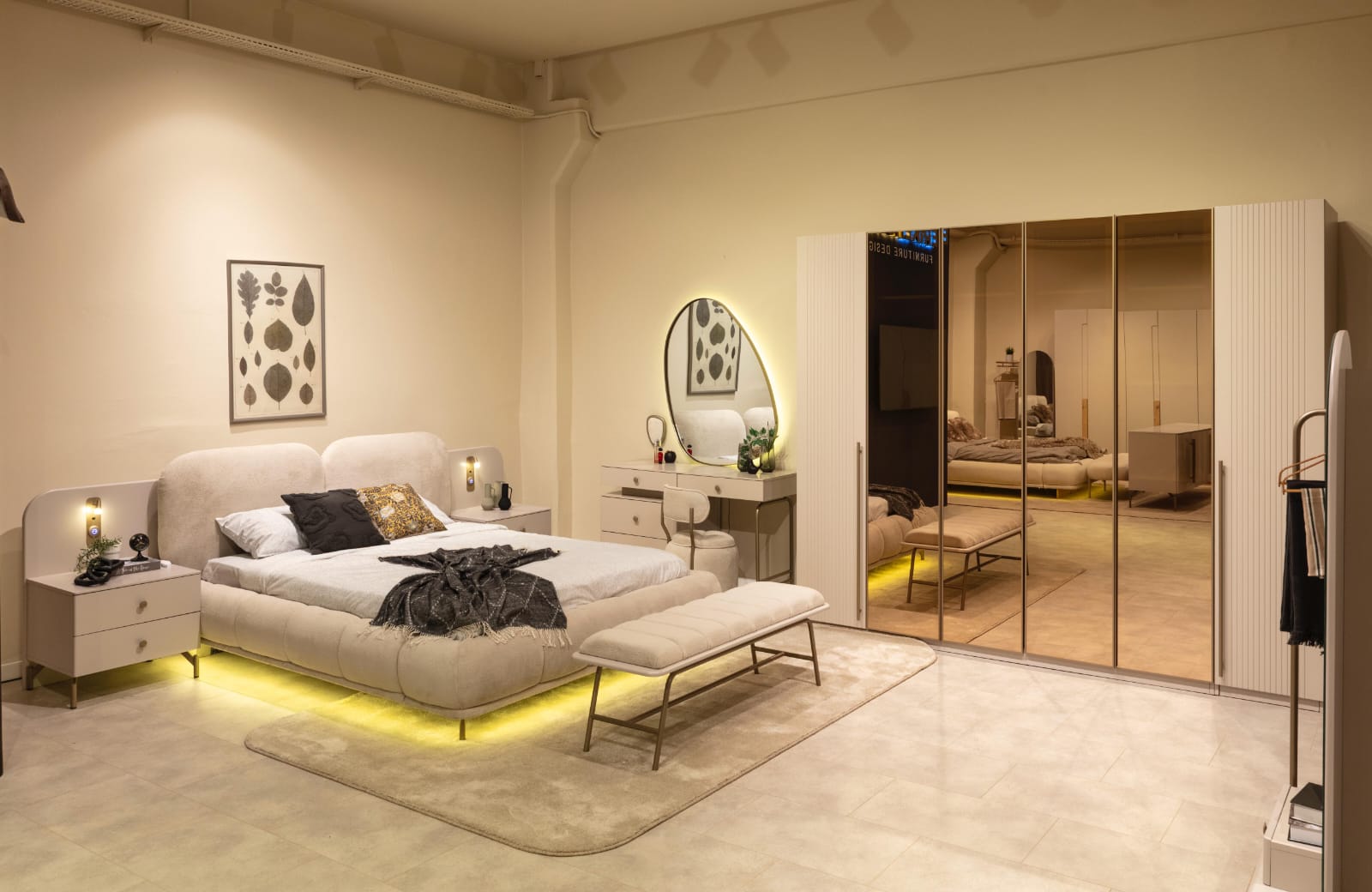 Schlafzimmer Set Bettanlage Schminkplatz Bank Kleiderschrank Modern
