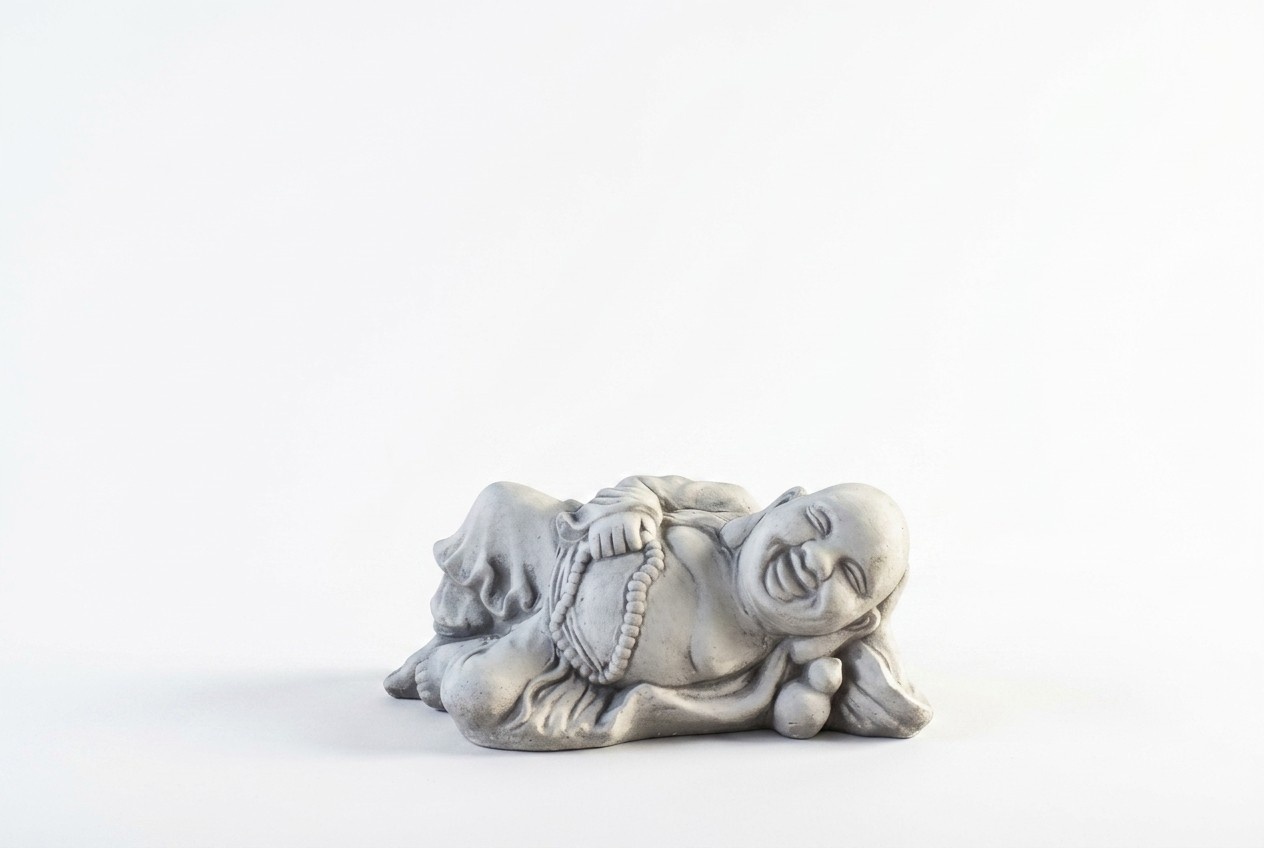 Buddha Skulptur in Steinoptik. Große Skulptur für Garten und Wohnbereich
