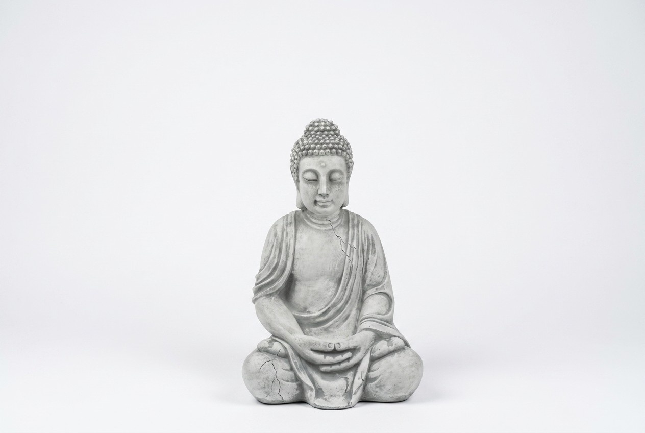 Buddha Skulptur in Steinoptik. Große Skulptur für Garten und Wohnbereich