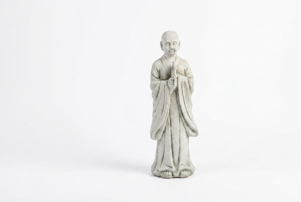 Buddha Skulptur in Steinoptik. Große Skulptur für Garten und Wohnbereich
