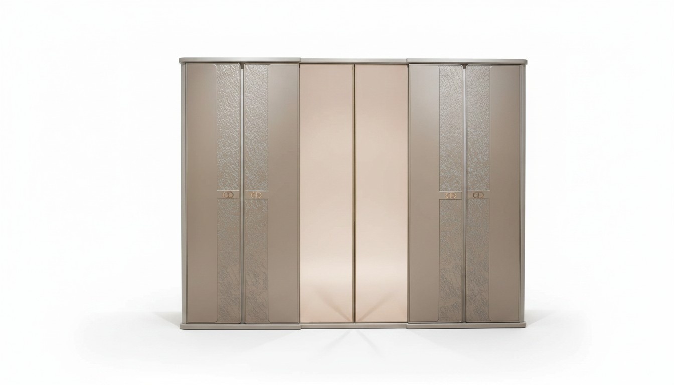 Eleganter beiger Kleiderschrank aus Holz im klassischen Stil