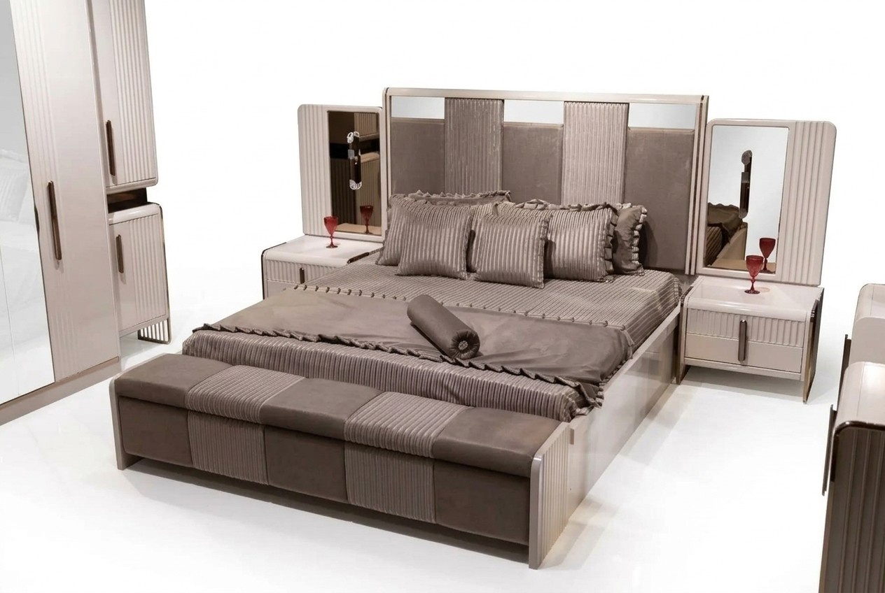 Elegantes Schlafzimmer-Set aus Holz in Beige mit Bett, Bank