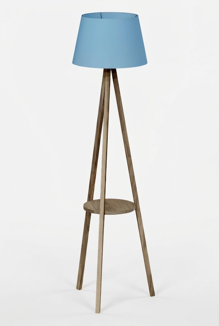 Moderne blaue Stehlampe mit Regal aus Holz