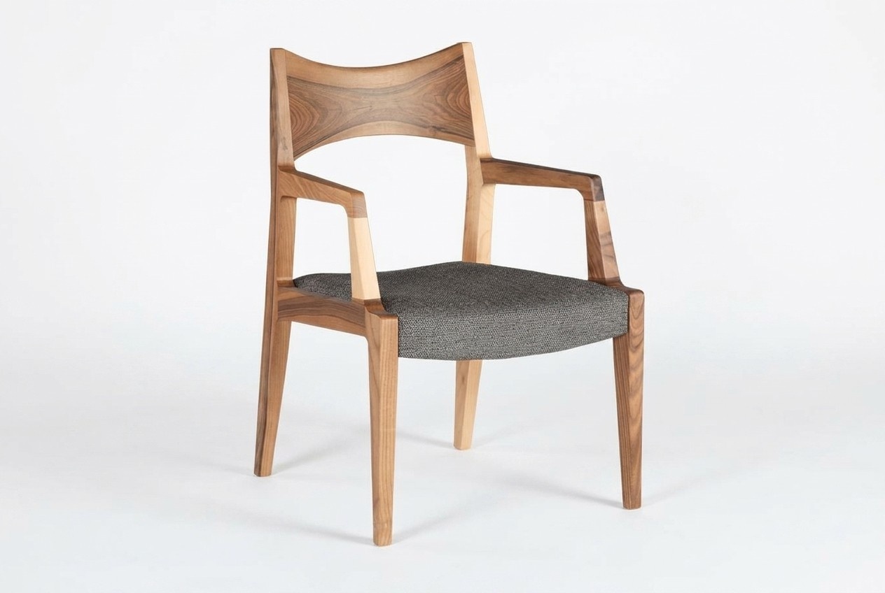 Moderner grauer Stoffsessel aus Holz mit elegantem Design
