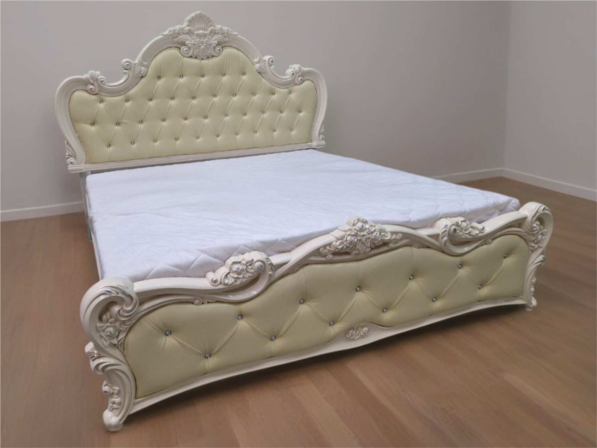 Massives Holzbett in stilvollem Design gefertigt aus Materialien höchster Qualität Sofort