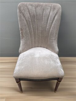 Designer Samtstuhl mit weicher Polsterung – ideal für Esszimmer Sofort