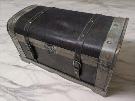 Holzkiste im antiken Stil – eine robuste und dekorative Lösung zur Aufbewahrung von Gegenständen Sofort