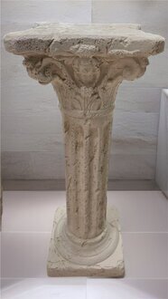 Marmorskulptur einer römischen Säule mit Gipsdekor in Antikweiß Sofort