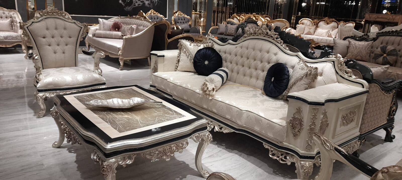 Luxus Wohnzimmer Couch Set 3+1 mit Couchtisch Sofagarnitur Sofa Couchen